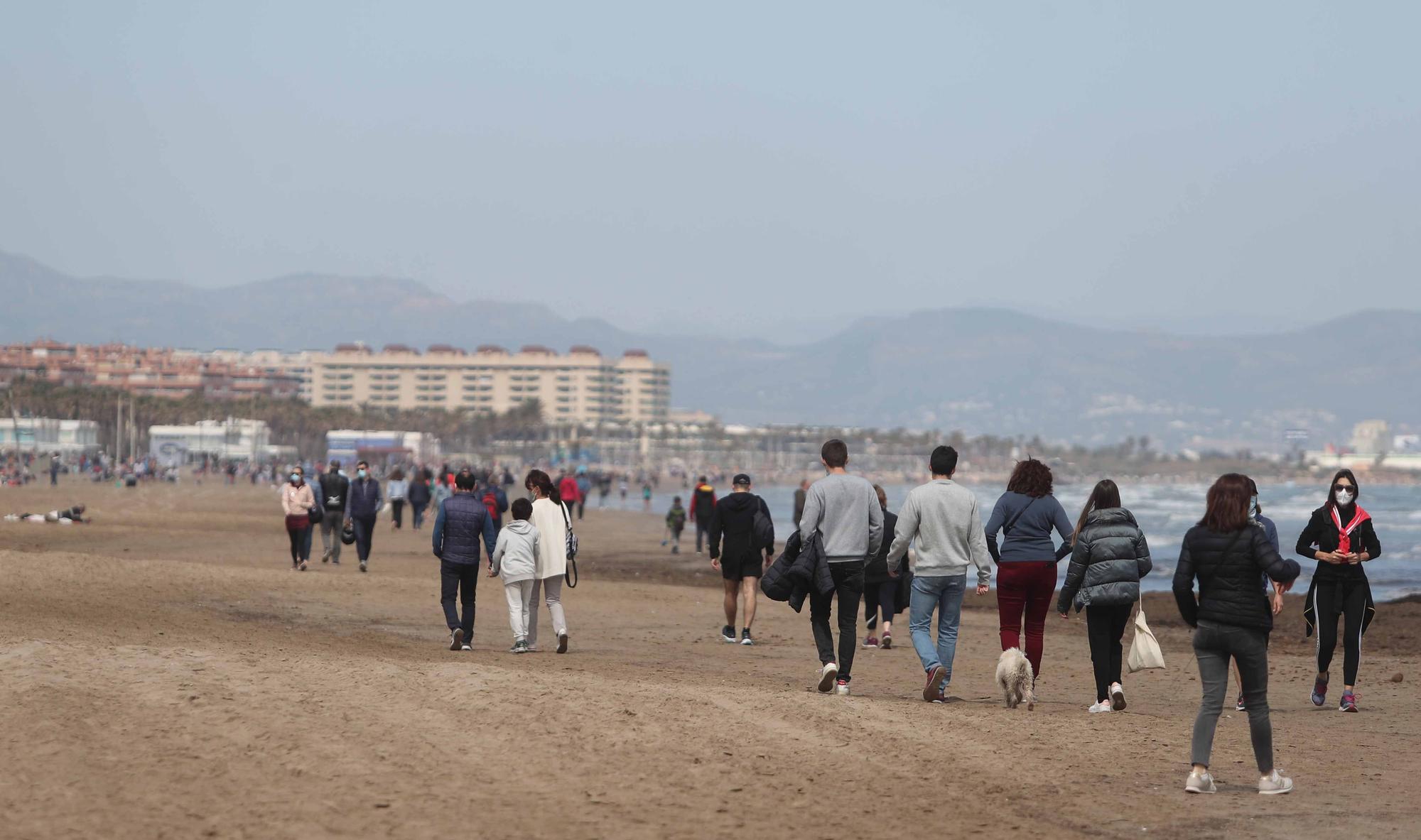 Playas, paseos y terrazas, llenos por el buen tiempo