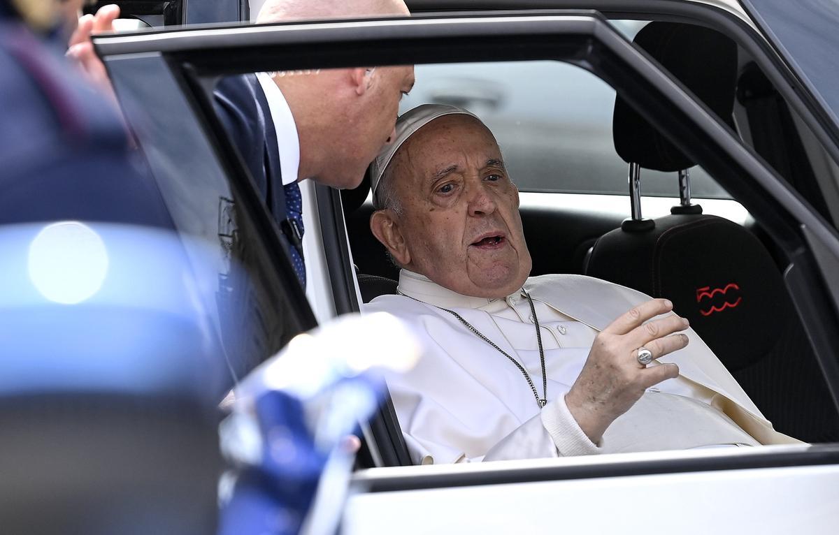 El Papa a su salida del hospital: Todavía estoy vivo. No tuve miedo