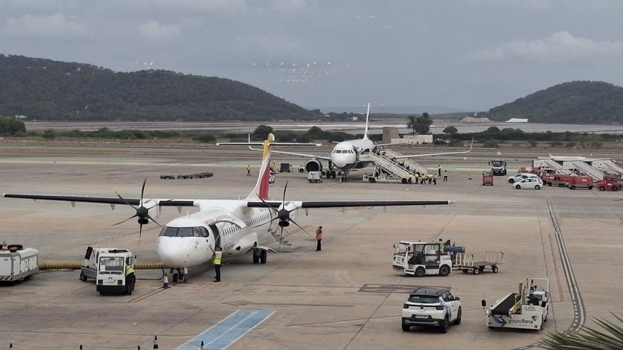 Temporal en Ibiza: Retrasos en el aeropuerto y sin conexiones marítimas por el viento