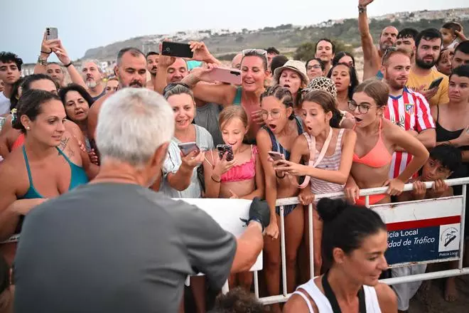 Gran expectación en Arenales del Sol por la suelta de 57 tortugas bobas recién nacidas