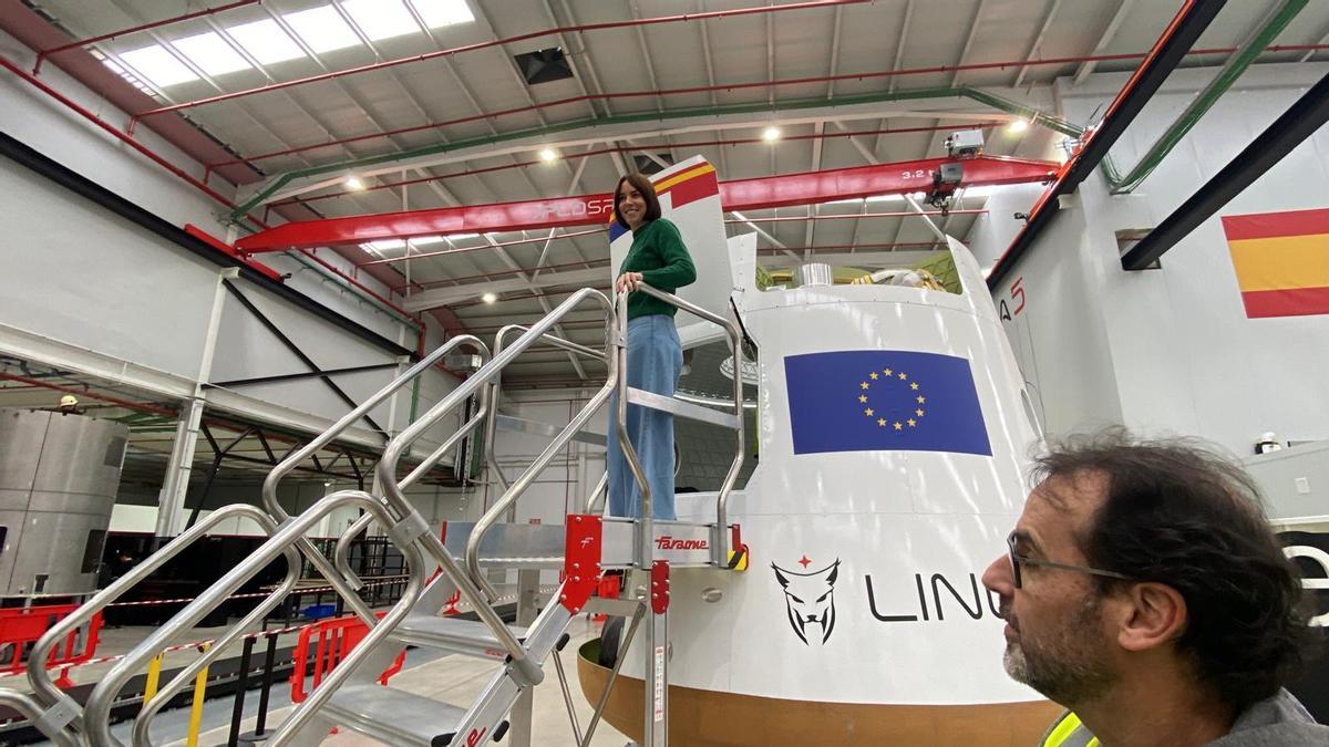 Diana Morant visita las instalaciones de la empresa aeroespacial PLD Space en Elche
