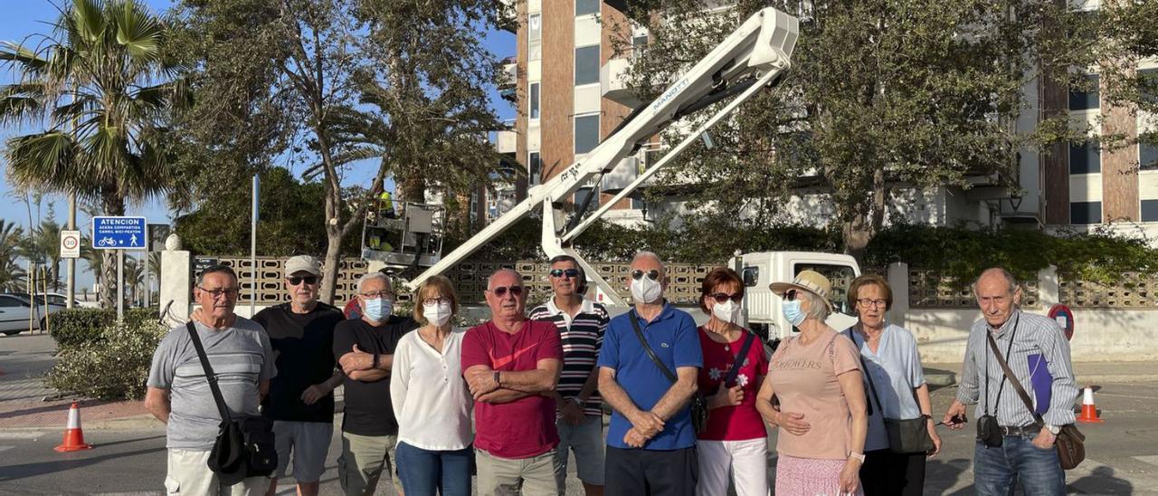 Un momento de la protesta vecinal en la playa. | DANI TORTAJADA