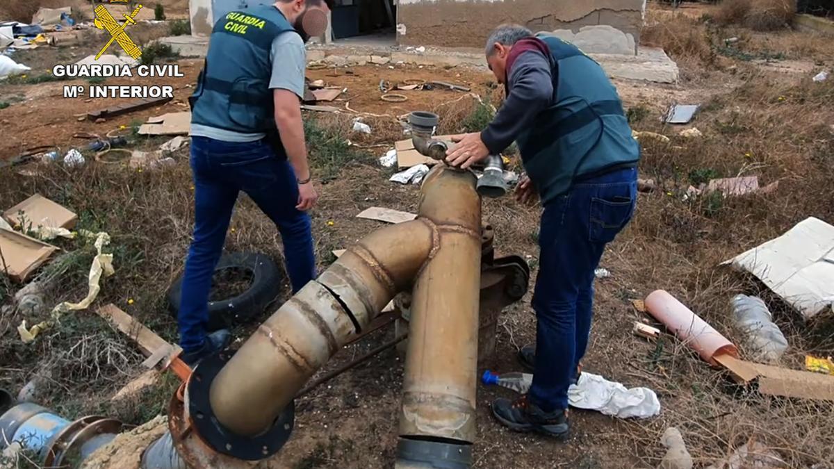 Agentes de la Guardia Civil inspeccionan instalaciones en una finca.