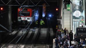 Un tren de Cercanías descarrilado junto a la Estación de Atocha