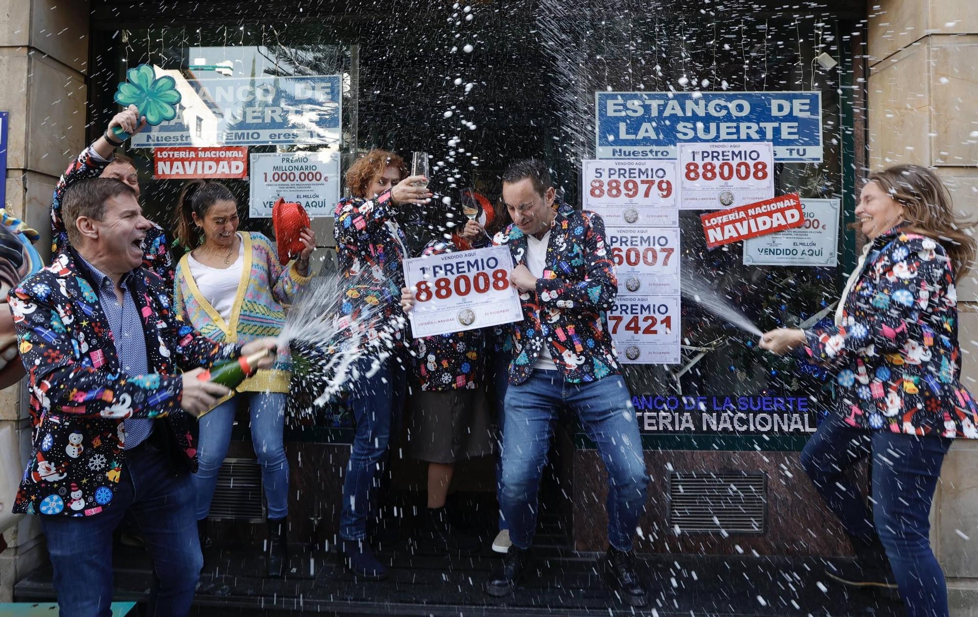 EN IMÁGENES: Asturias celebra una jornada de Lotería de Navidad con más de 4 millones en premios muy repartidos