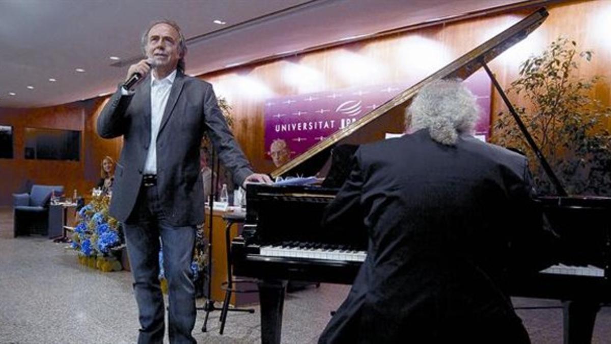 El cantautor Joan Manuel Serrat, ayer en el auditorio de la UPF, interpretando la canción 'Seria fantàstic', arropado por Josep Mas 'Kitflus' al piano.