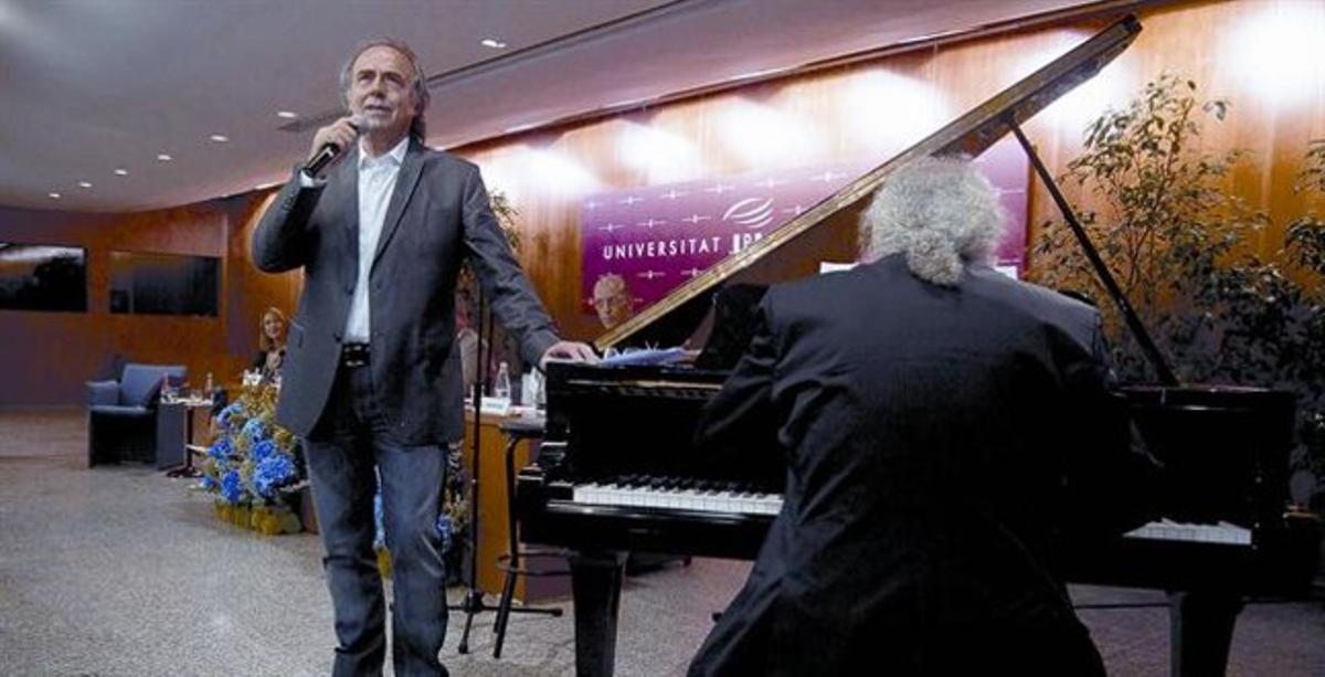 El cantautor Joan Manuel Serrat, ahir a l’auditori de la UPF, interpretant la cançó ’Seria fantàstic’, acompanyat per Josep Mas ’Kitflus’ al piano.