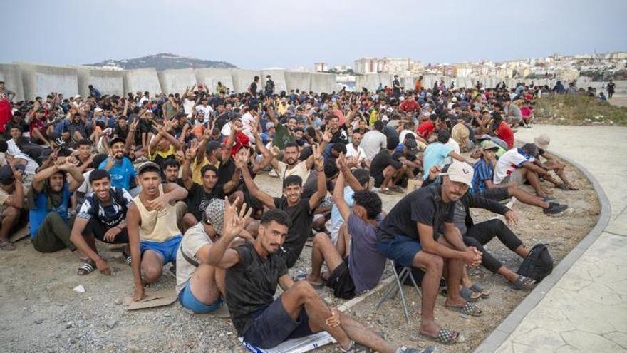 Die Sicherheitskräfte sammeln Tausende von Gesichtsaufnahmen der Migranten der Massenflucht in Ceuta