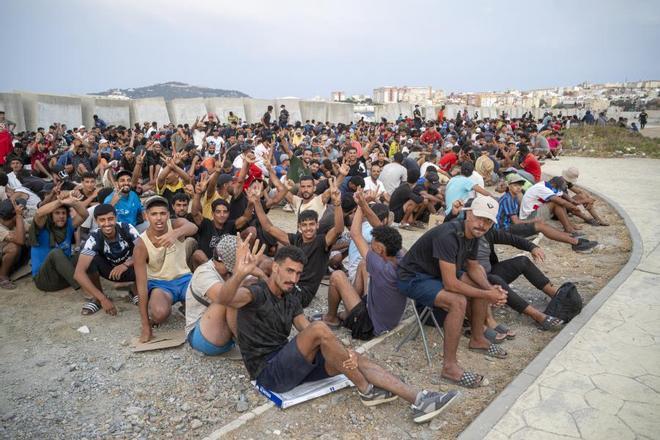 La fuerzas de seguridad acumulan miles de imágenes de caras de los migrantes de la avalancha en Ceuta