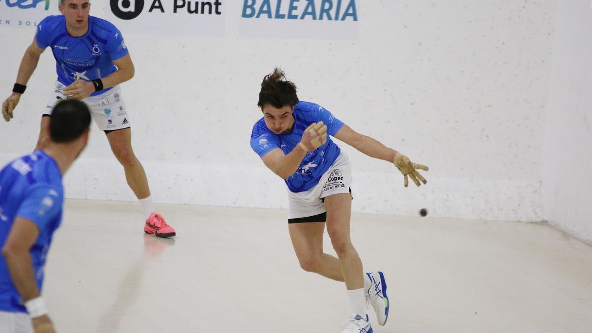 L’equip de La Llosa de Ranes, amb Iván, Murcianet i Ricardet, després que venceren al del Genovés, amb Ian, Tonet IV i Bossio, per 30-10 al trinquet de Piles.