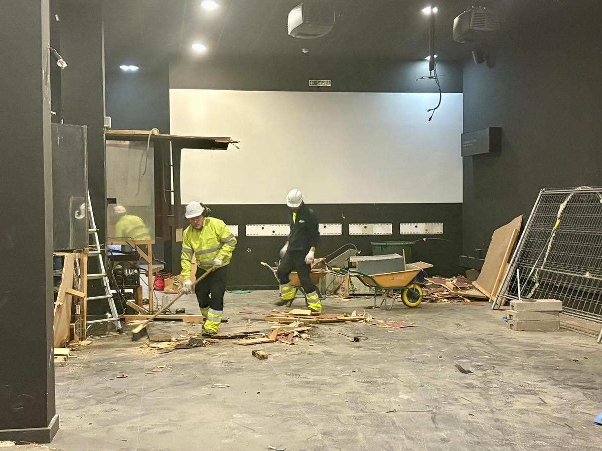 Obreros trabajando en el interior de la Casa del Agua, en Rioseco, Sobrescobio