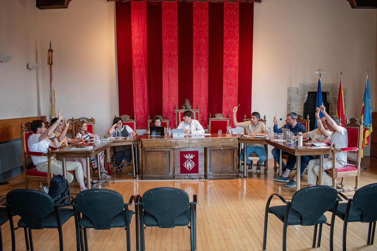 Momento en el que los concejales del PSPV y el PP han votado en contra del presupuesto.