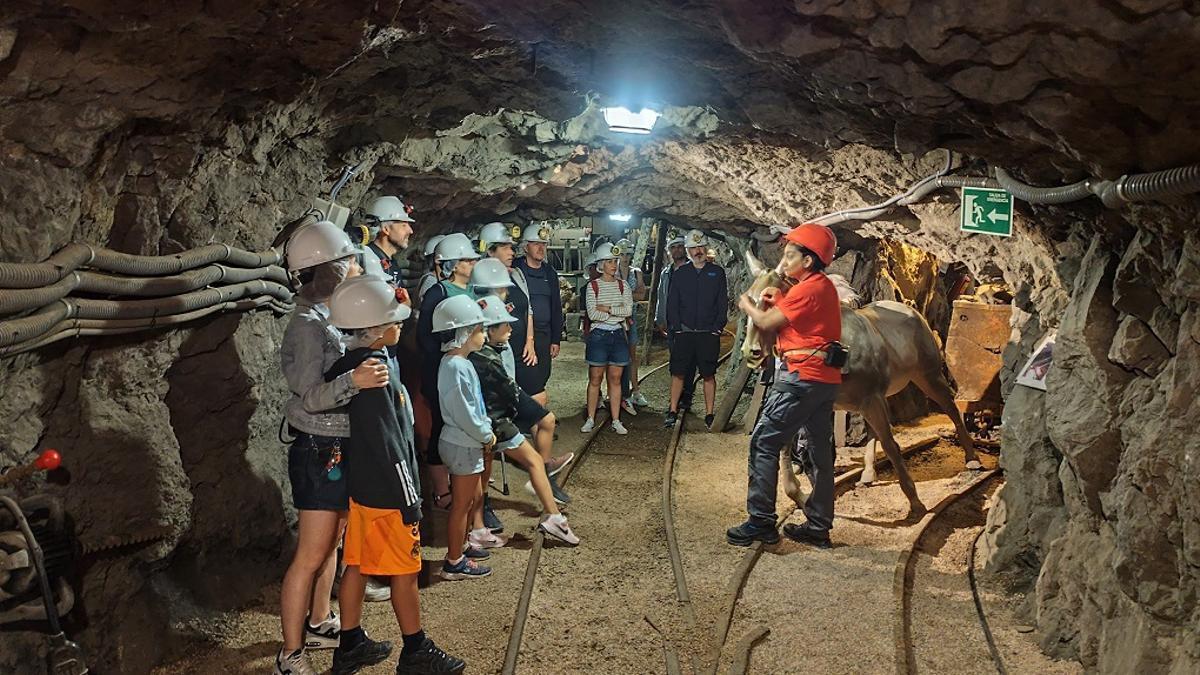 Gente durante su visita al Museo Minero de Escucha