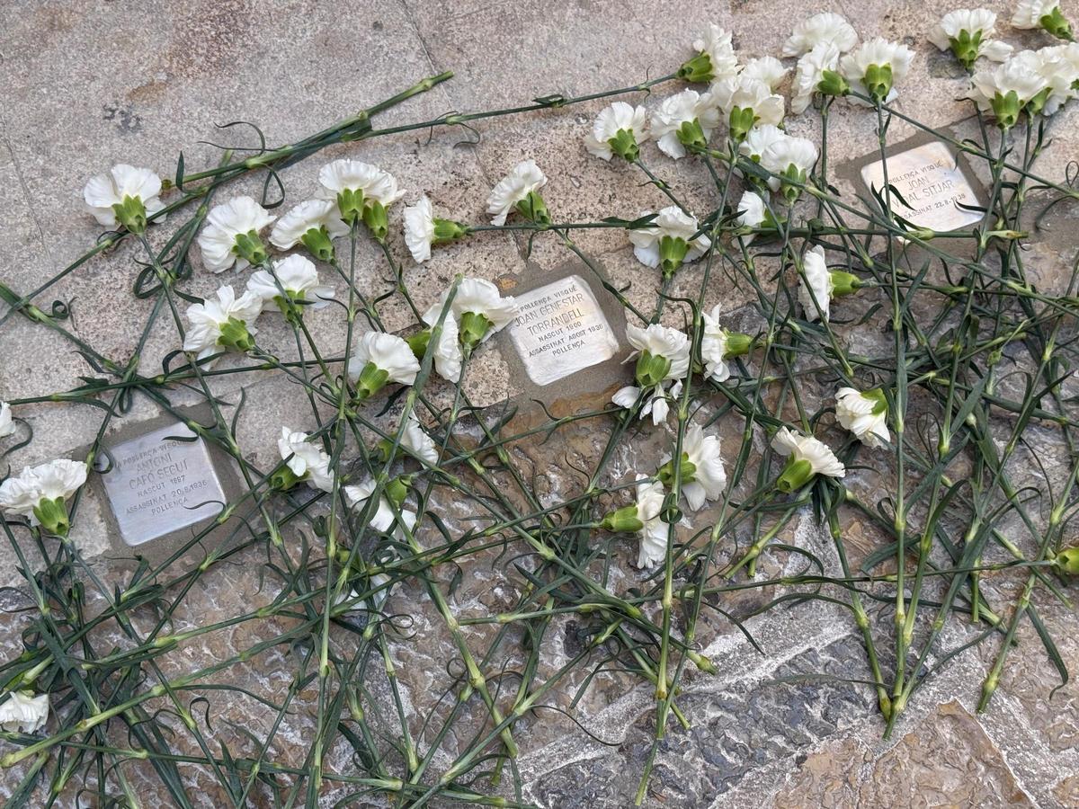 FOTOS | Pollença coloca 27 piedras de la memoria, en imágenes