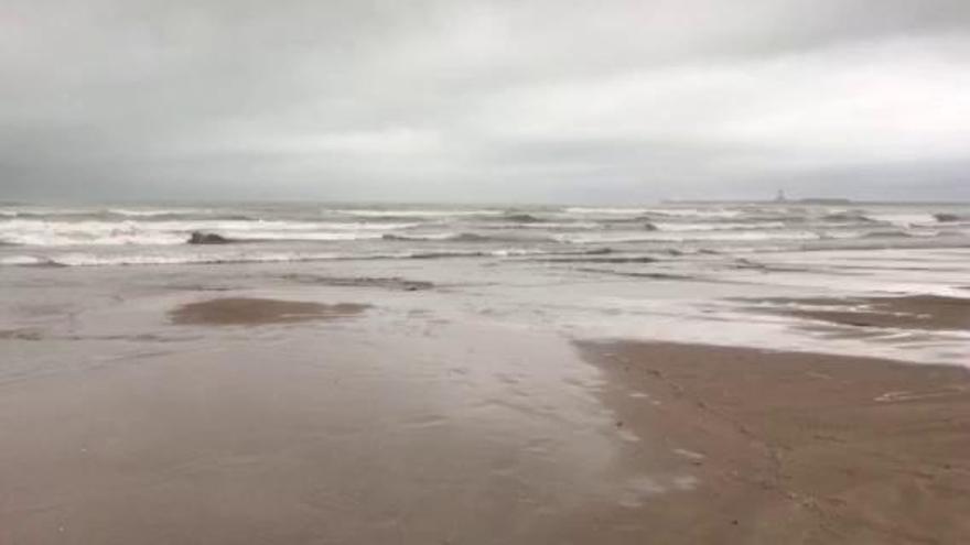 El temporal marítimo azota la playa del Cabanyal en València