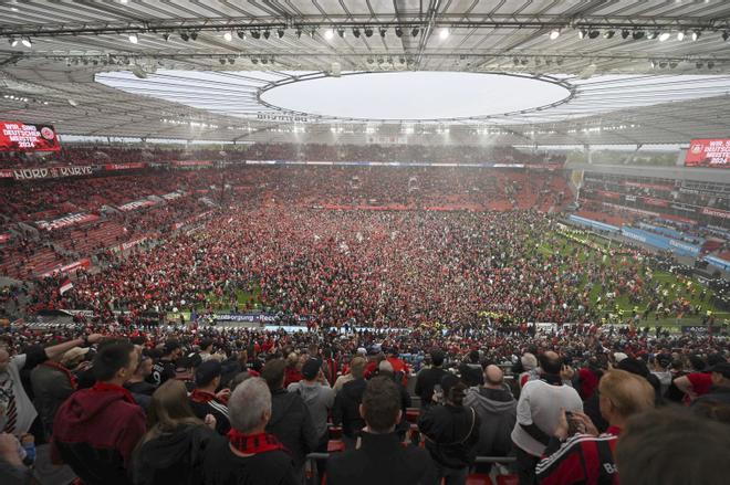 Celebraciones en el BayArena. El Bayer Leverkusen se proclama campeón de la Bundesliga por primera vez en su historia.