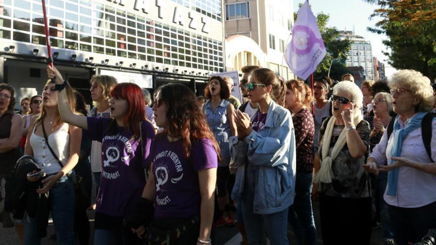 Concentració, ahir, davant la sala Razzmatazz.