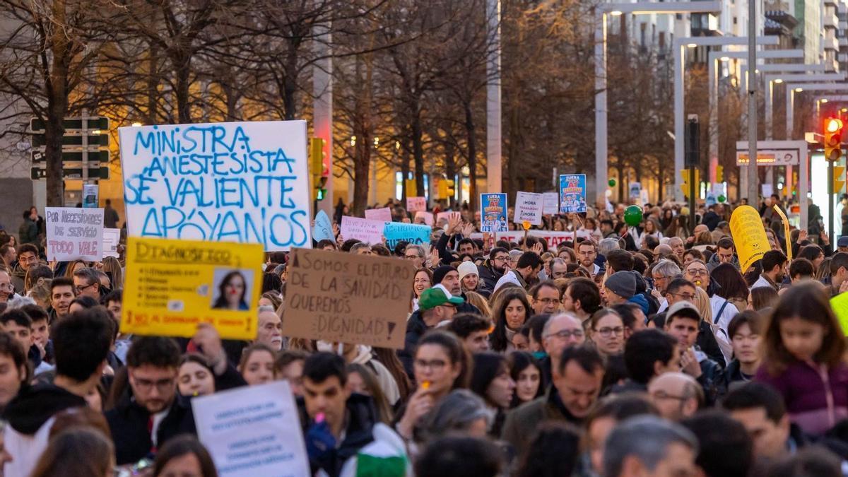 Manifestación de los médicos, el pasado mes de marzo, en el último día de huelga en Zaragoza.
