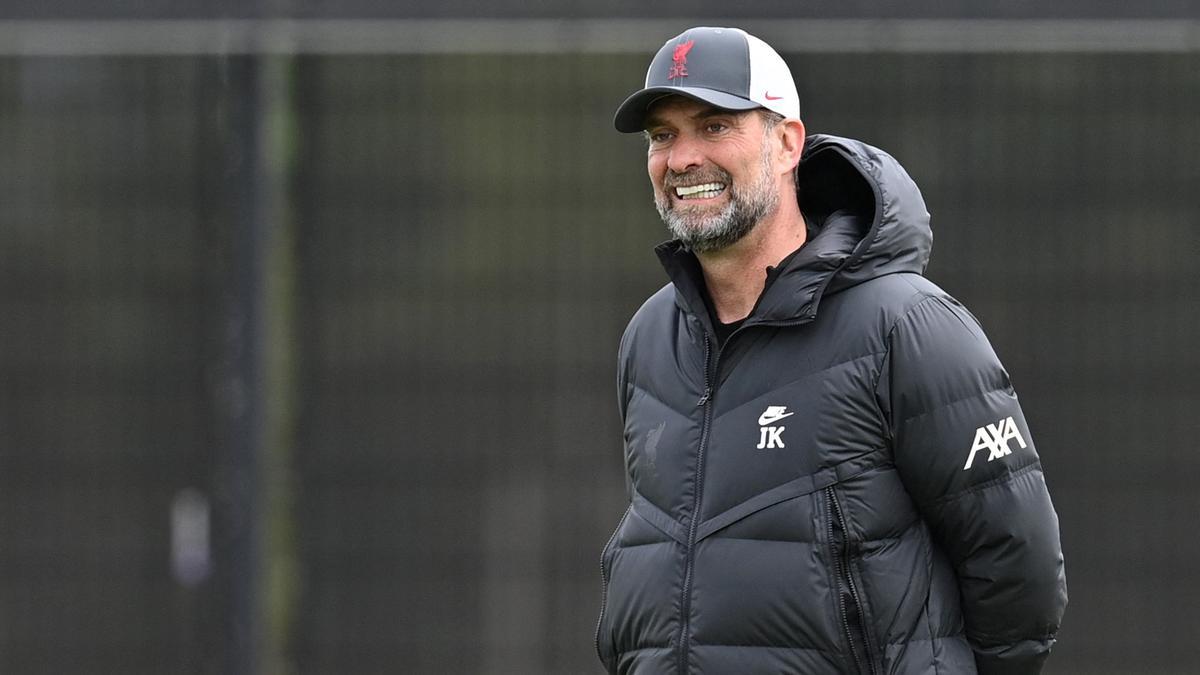 Jürgen Klopp observa el entrenamiento de sus jugadores en Liverpool este miércoles.