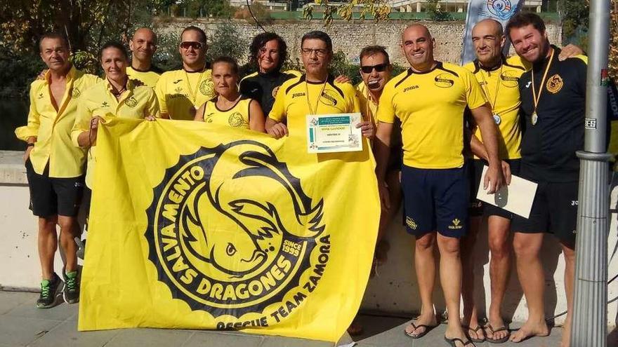 Los veteranos del club Dragones, tras su gran actuación en Valladolid.