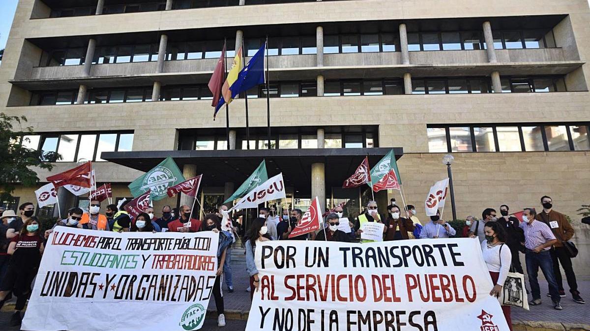 Los trabajadores de Latbus llevan casi un mes en huelga por los recortes en el servicio.