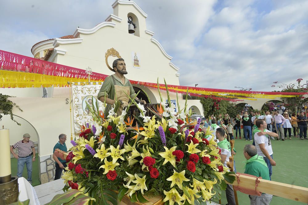 La romería de San Crispín recorre hoy las calles de El Toscar hasta su ermita.