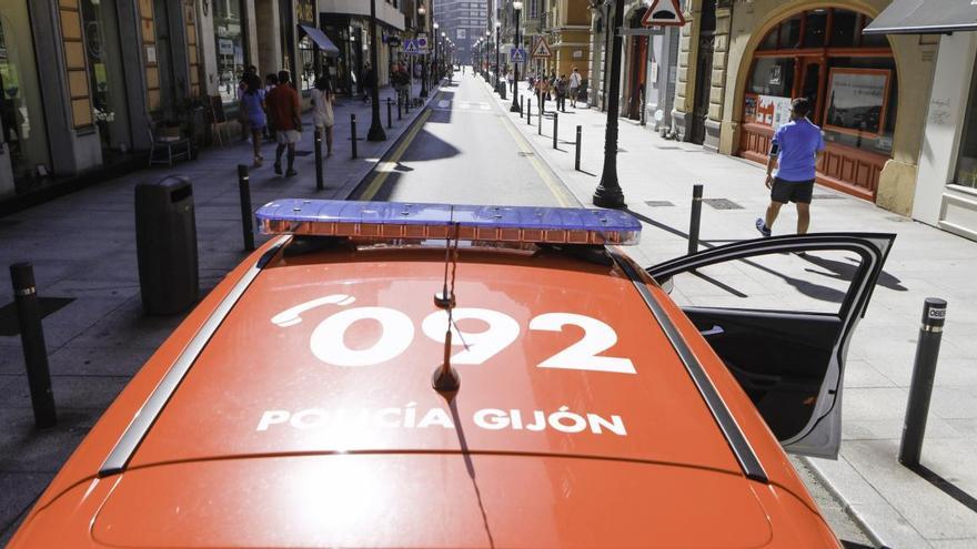 Un gijonés borracho roba un coche y acaba empotrándose contra otro vehículo