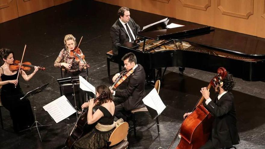 El teatro Filarmónica vibra con el pianista Melani Mestre