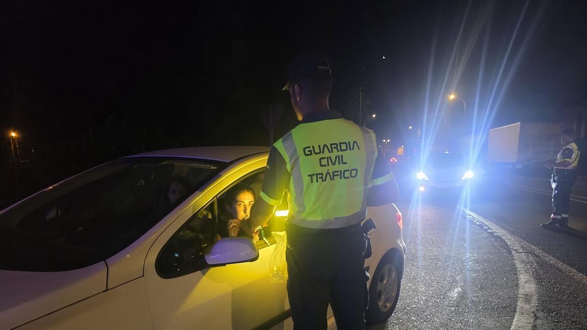 Una joven se somete a un control de alcoholemia en el que dio negativo, tras acudir a la Festa do Albariño, la pasada madrugada.