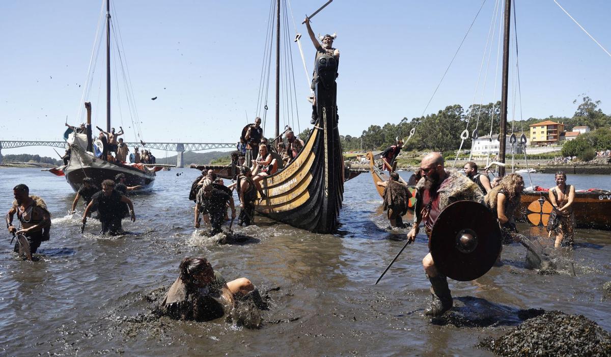 La amenazante llegada de las hordas viking       as a las Torres de Oeste tras remontar el río Ulla.   | //  GUSTAVO SANTOS