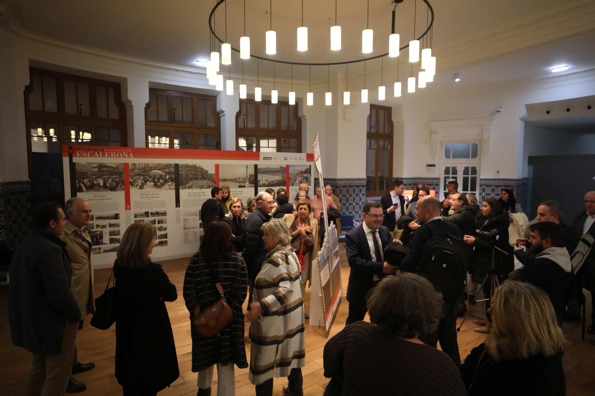 Visitantes en la exposición "Guardianes del tiempo" organizada por LA NUEVA ESPAÑA