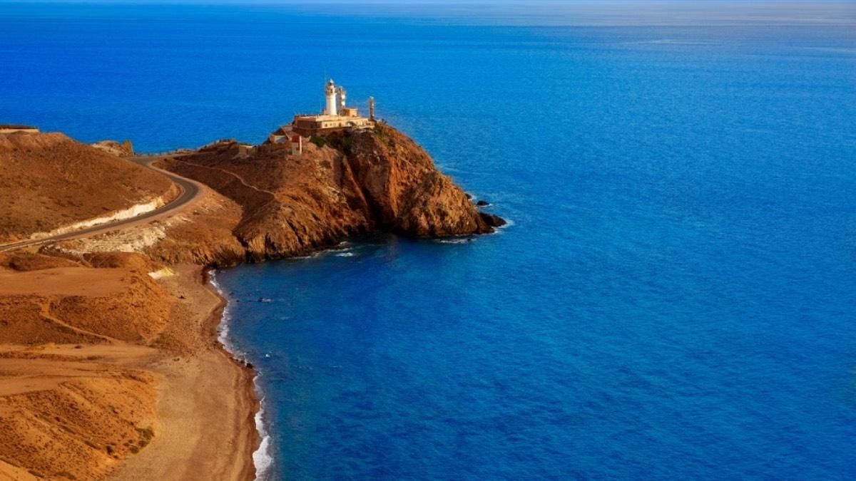 Este es el pueblo costero más fotogénico de toda Andalucía: con calas de aguas turquesas y calles llenas de flores