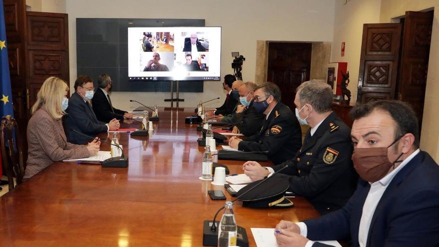 Un momento de la reunión celebrada ayer en el Palau con el jefe del Consell y la consellera de Justicia sobre la seguridad en Nochevieja.