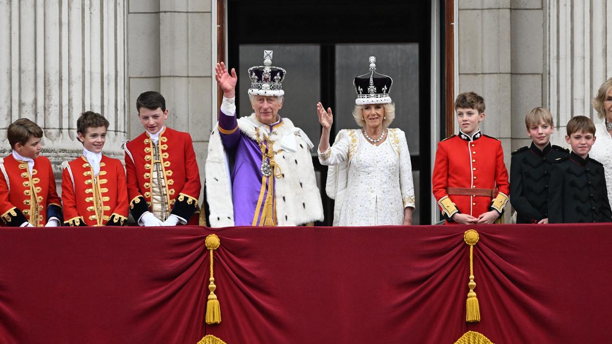 Carlos III y Camila saludan a los británicos desde el balcón del palacio de Buckingham