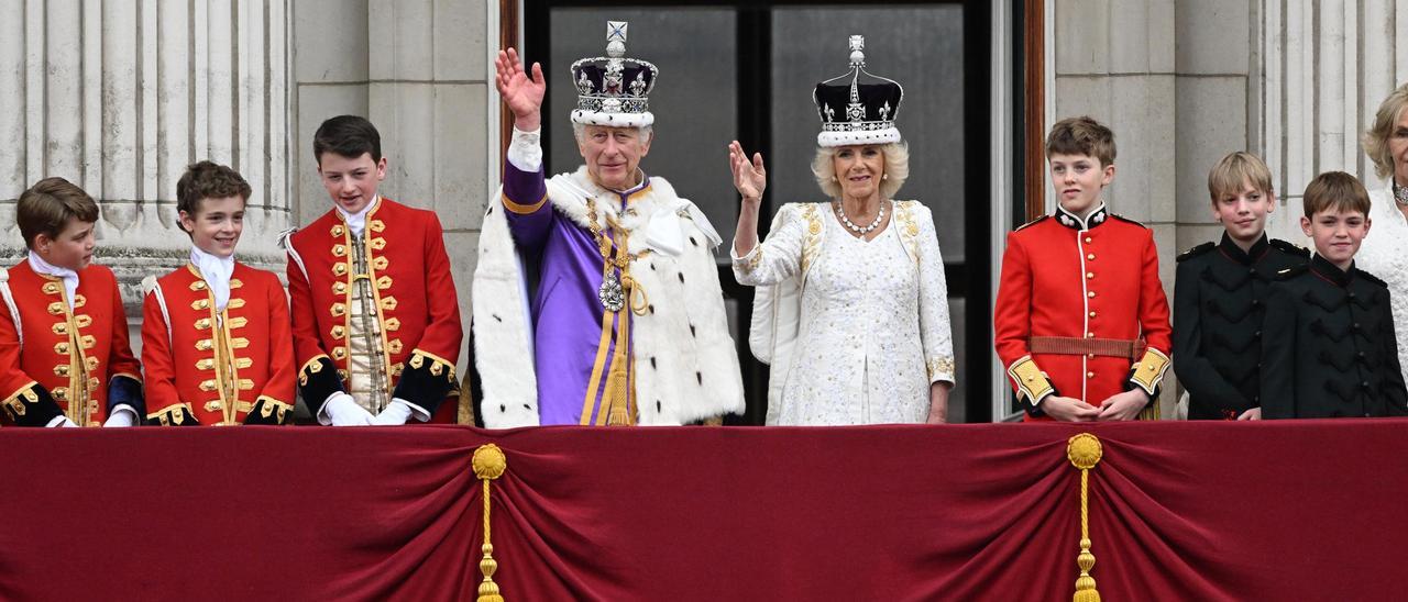 Carlos III y Camila saludan a los británicos desde el balcón del palacio de Buckingham
