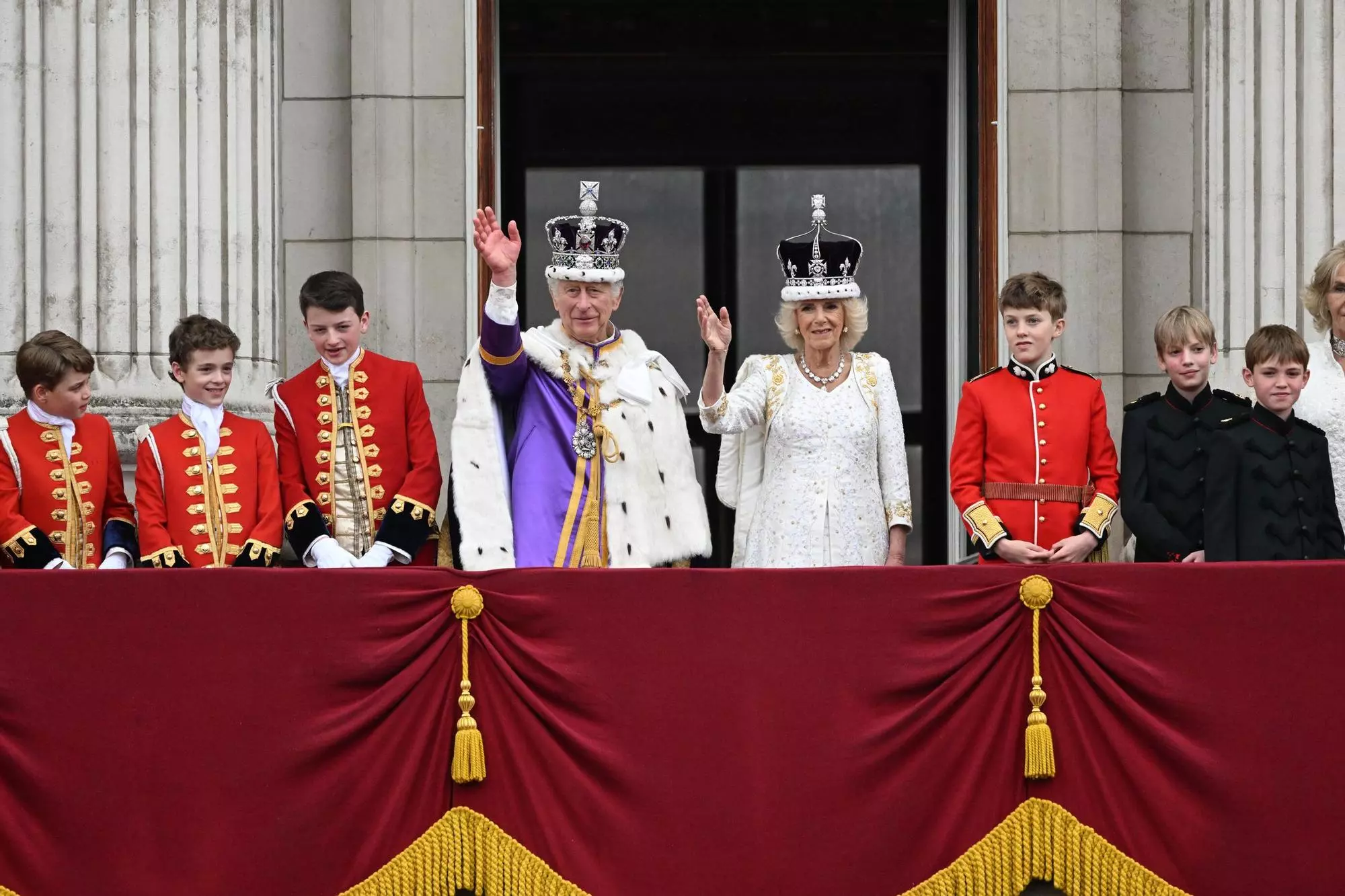 Carlos III y Camila saludan a los británicos desde el balcón del palacio de Buckingham