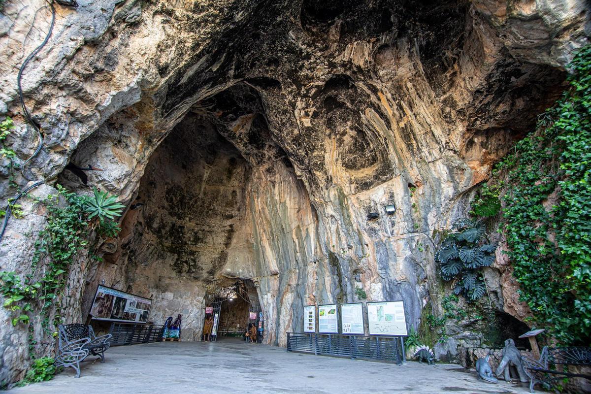 Si estás buscando una escapada original sin alejarte demasiado de Valencia, la Cueva de las Calaveras es una opción excelente.