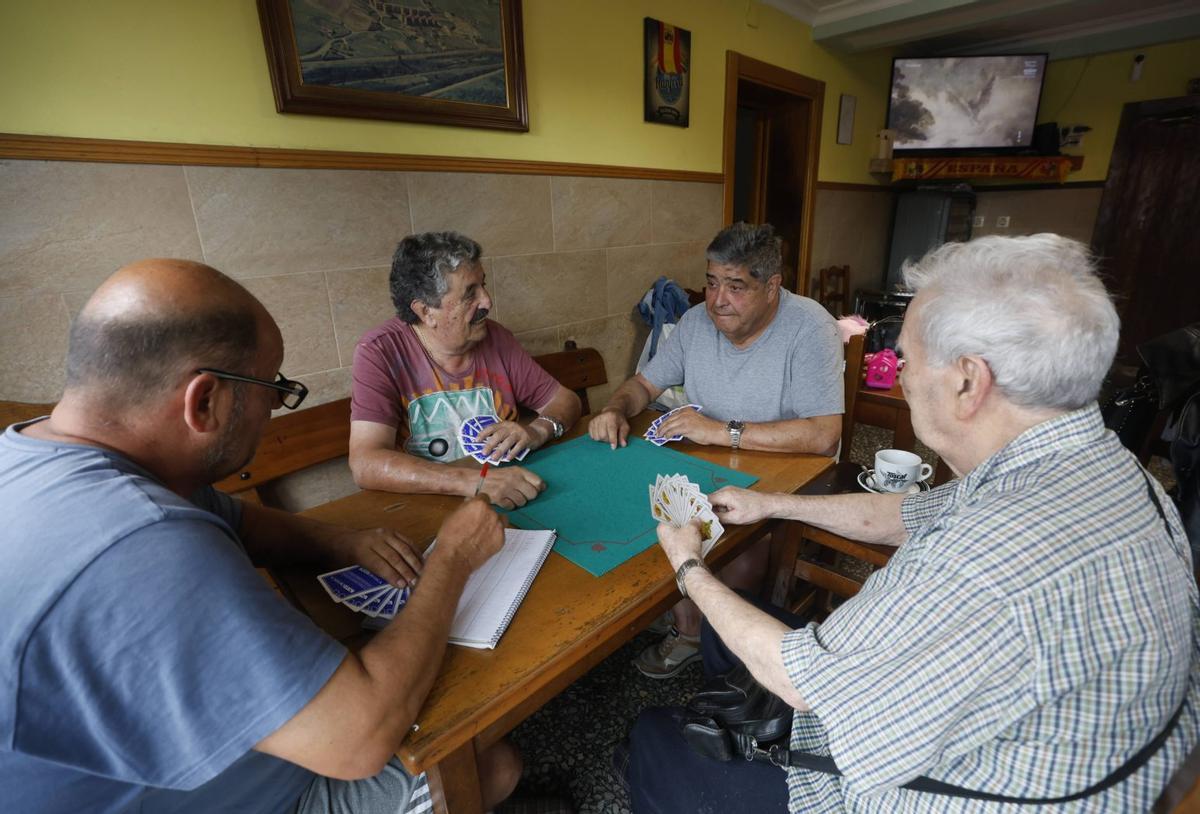 Por la izquierda, Esteban Casado, Rafael González, Aniceto Muñiz y Cesar Lete echan la partida en el Cañaveral.