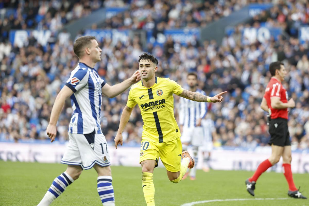 SAN SEBASTIÁN, 30/11/2025.- Celebración del gol de Alberto Moleiro (c), del Villarreal, durante el partido liguero que enfrentó a la Real Sociedad y al Villarreal en el estadio Anoeta en San Sebastián, este domingo. EFE/Javier Etxezarreta