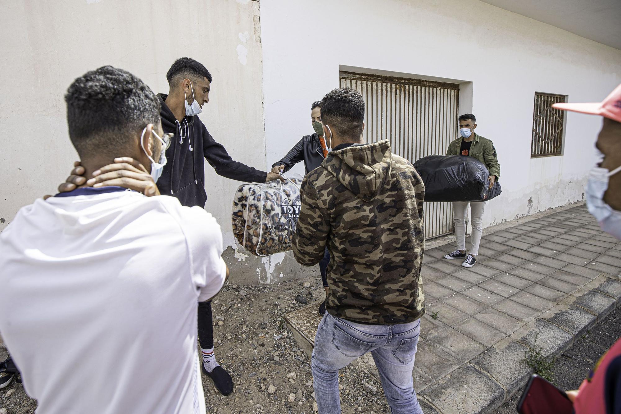 Migrantes fuera del CIE El Matorral en Fuerteventura