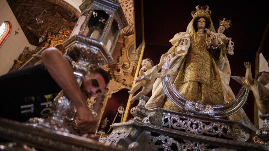 Uno de los voluntarios prepara la peana en la que procesionará la Virgen del Carmen el próximo 16 de julio.