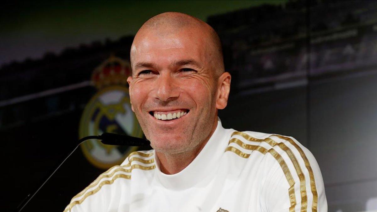 Zidane atiende a los medios en la sala de prensa
