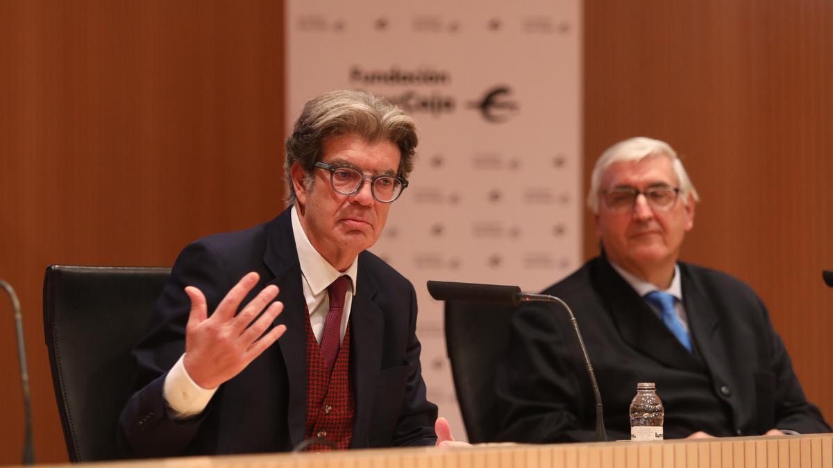 Juan Bolea y Domingo Buesa, en el Patio de la Infanta, durante su ponencia sobre Sender y Jarnés.