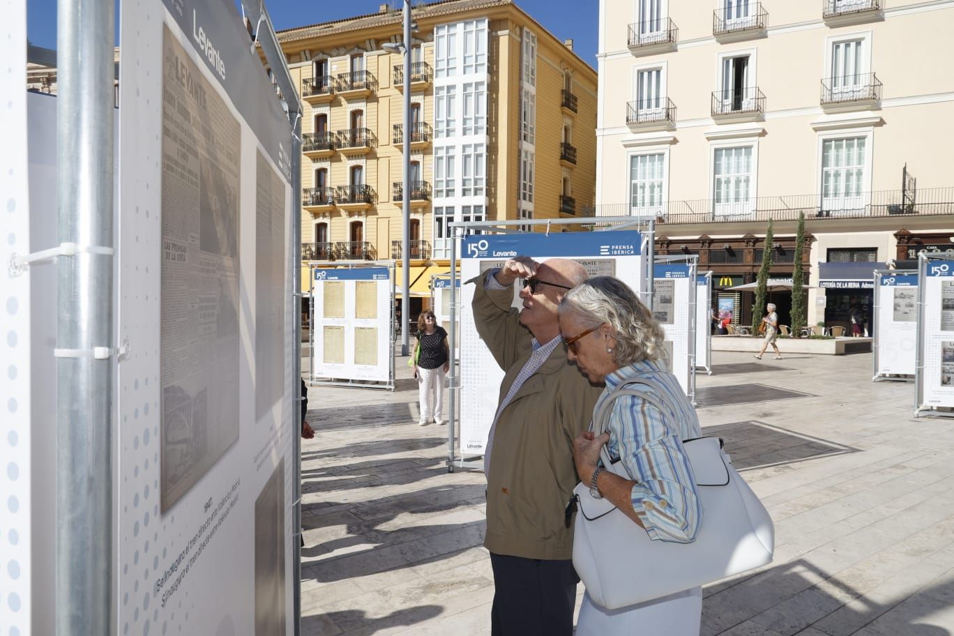 Levante-EMV expone 150 portadas para la historia en la plaza de la Reina