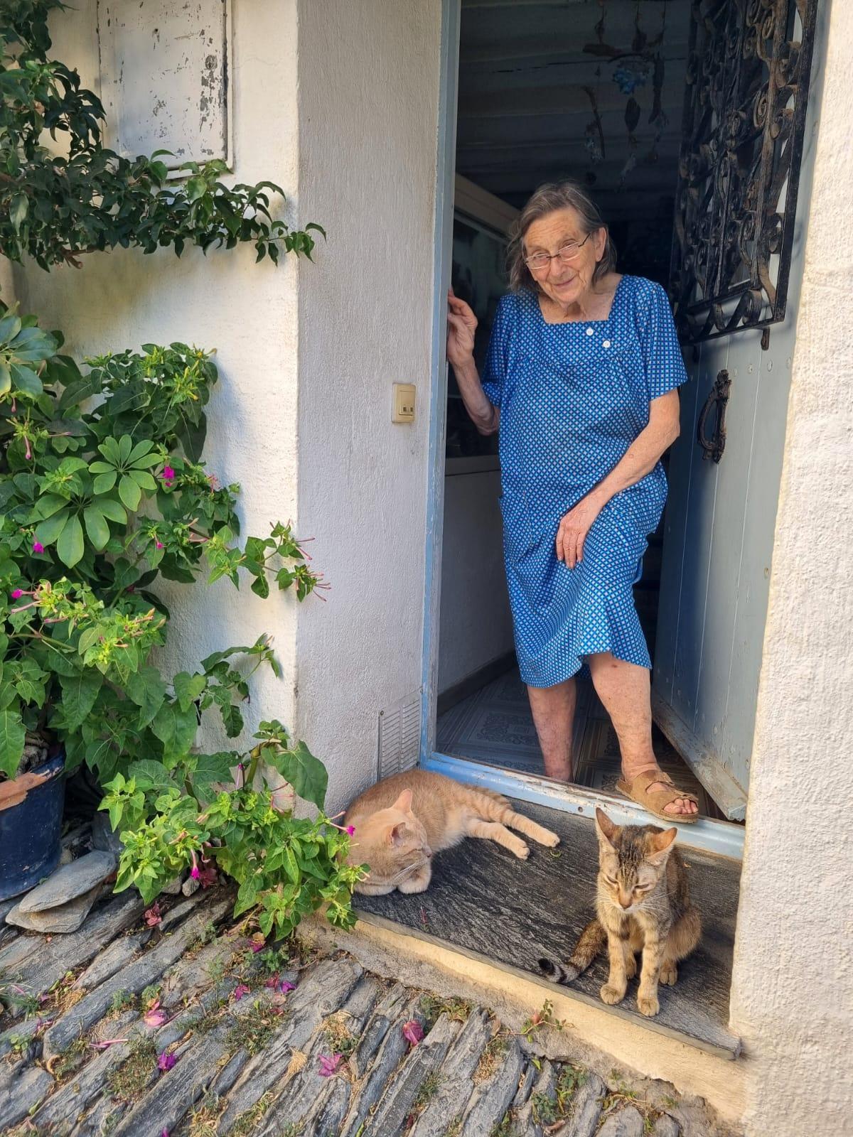 La Gabrielle davant de casa seva, amb alguns dels animals que cuida.