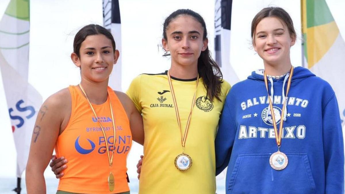 Ana Bailón, campeona de España, en lo más alto del podio en la playa de Oriñón. | RFESS |  CEDIDA