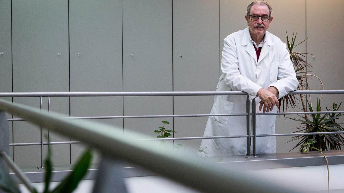 Vicente Larraga, investigador del Centro de Investigaciones Biológicas Margarita Salas del CSIC en las instalaciones de Ciudad Universitaria.