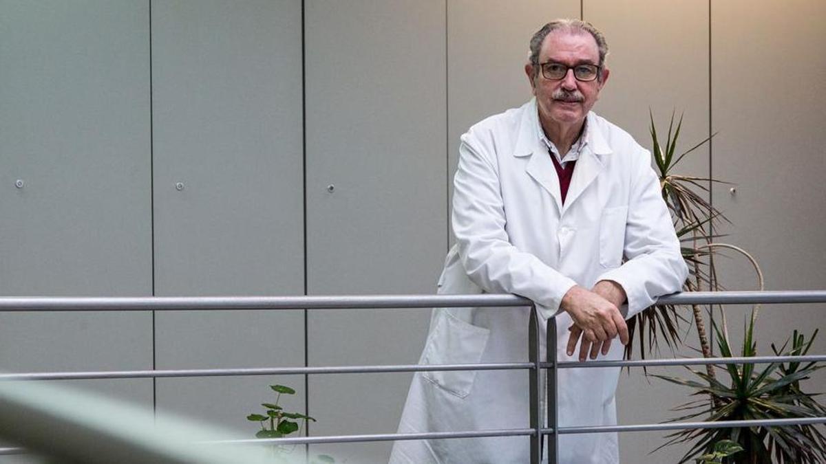 Vicente Larraga, investigador del Centro de Investigaciones Biológicas Margarita Salas del CSIC en las instalaciones de Ciudad Universitaria.