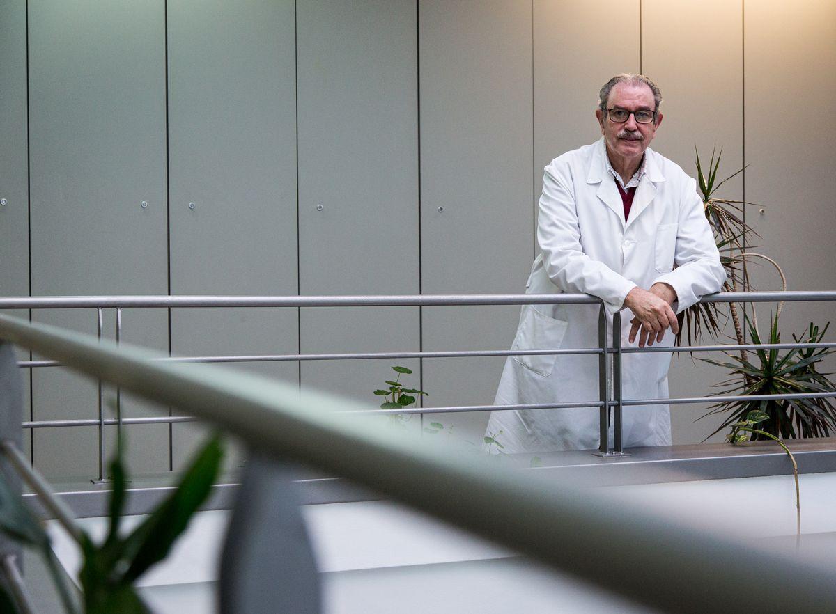 Vicente Larraga, investigador del Centro de Investigaciones Biológicas Margarita Salas del CSIC en las instalaciones de Ciudad Universitaria.