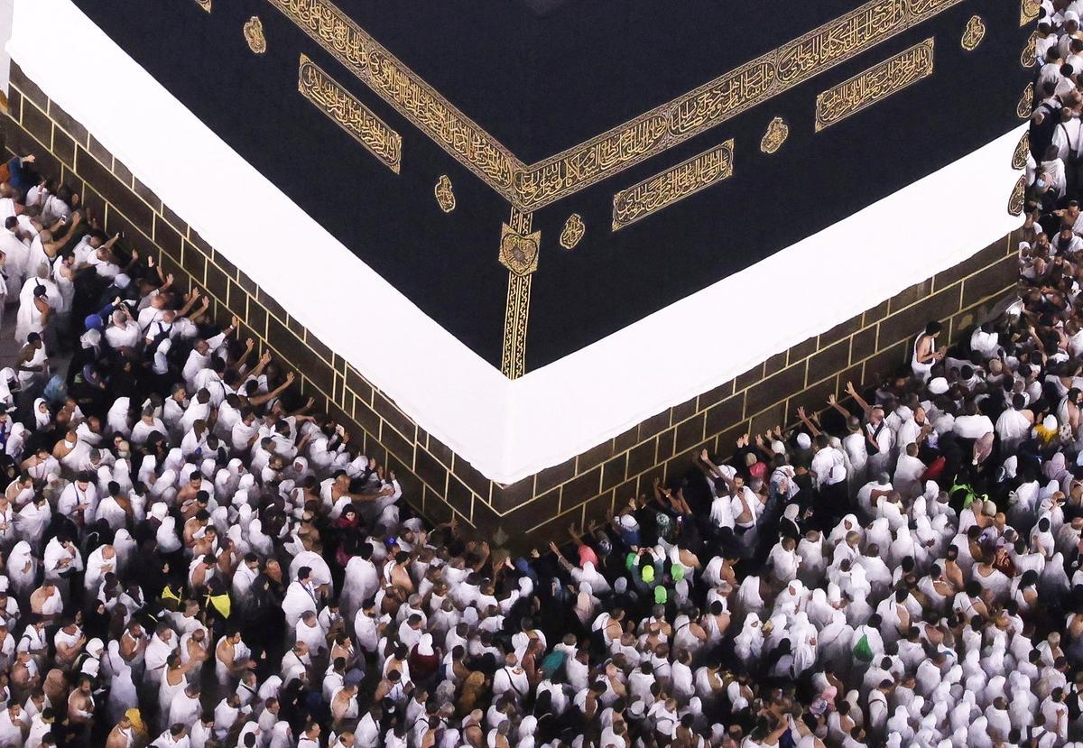 Peregrinos musulmanes realizan la Umrah en la Santa Kaaba, en la ciudad santa de La Meca